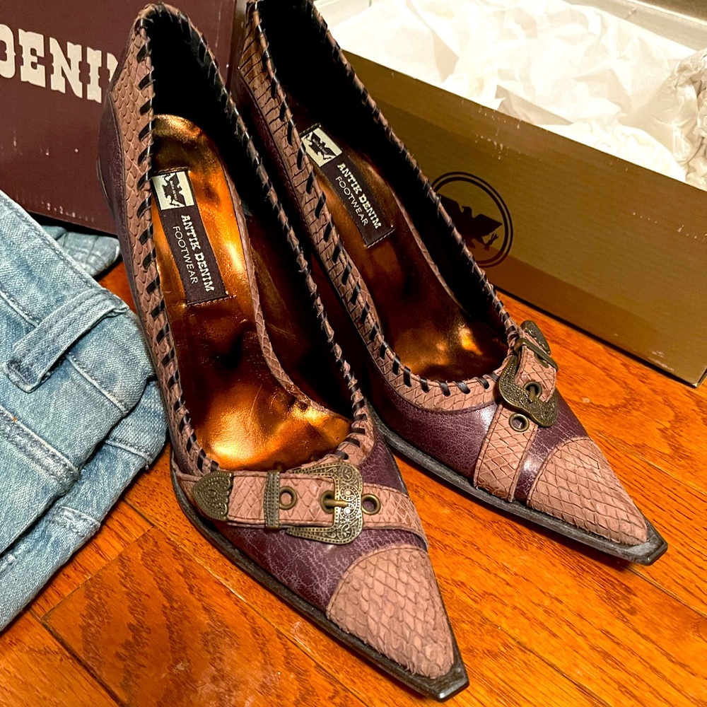 Antik western styled brown pumps with saddle buckle detail SZ 9
